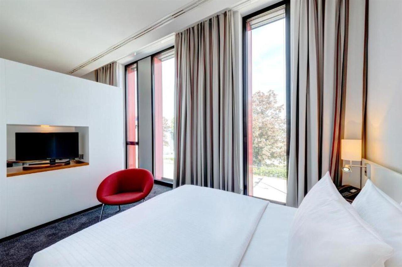 Hilton Garden Inn Stuttgart Neckarpark Exteriér fotografie
