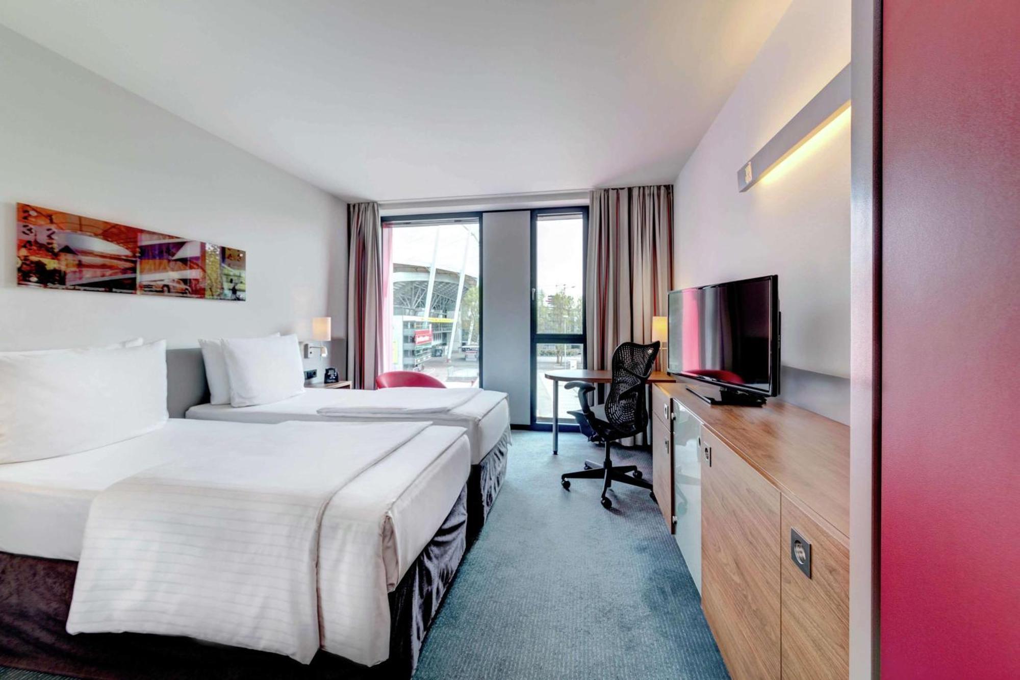 Hilton Garden Inn Stuttgart Neckarpark Exteriér fotografie