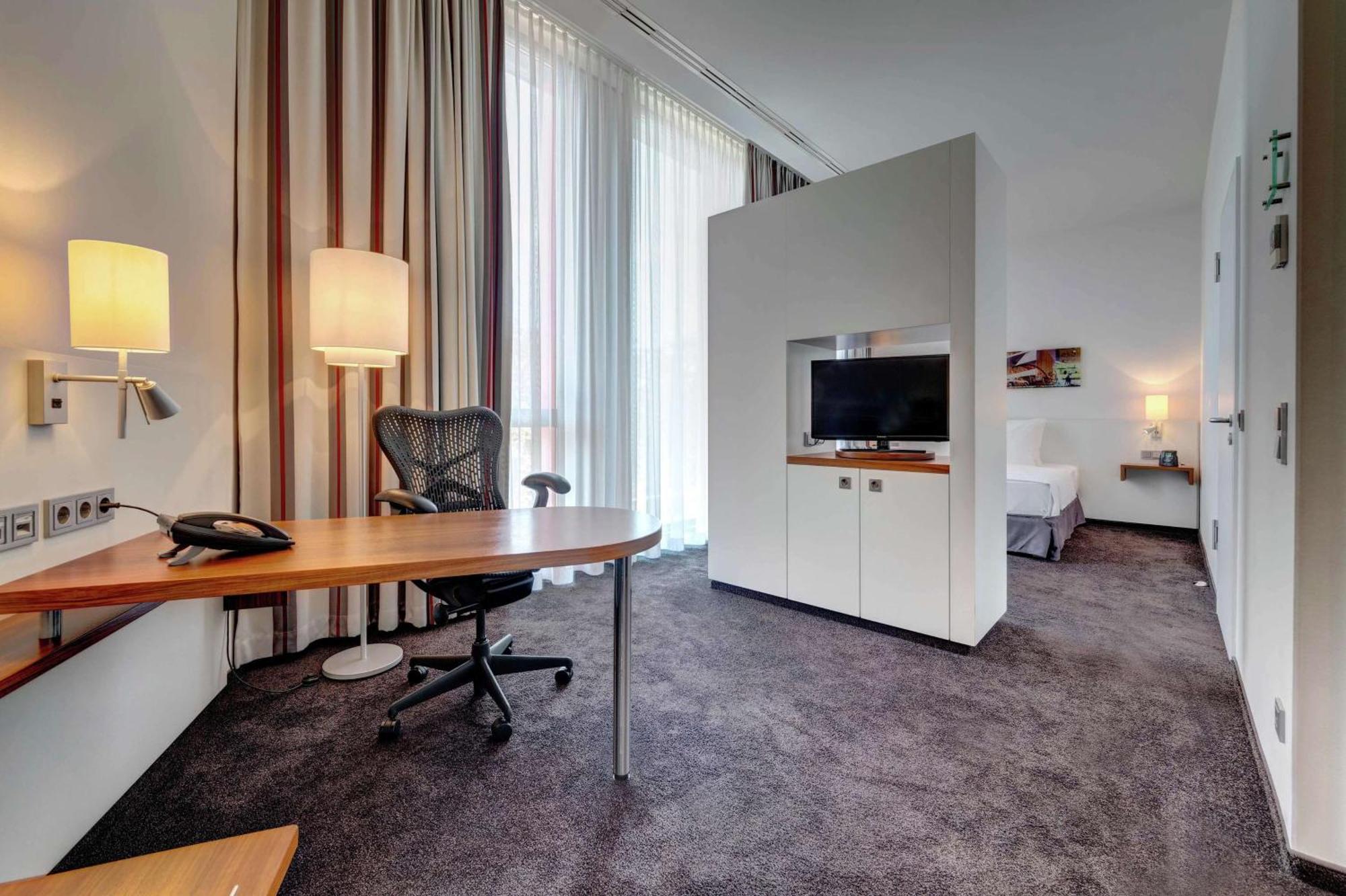 Hilton Garden Inn Stuttgart Neckarpark Exteriér fotografie