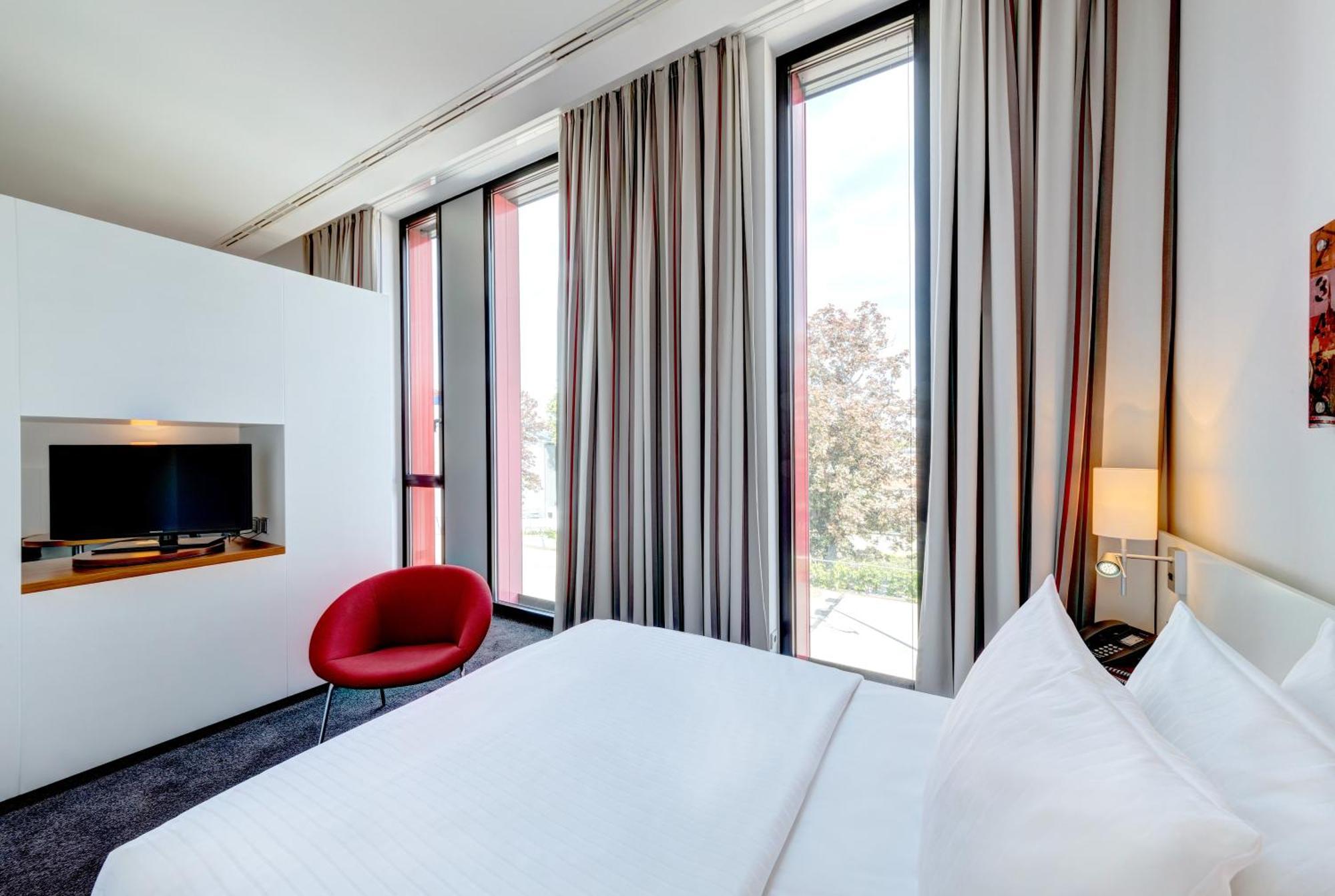 Hilton Garden Inn Stuttgart Neckarpark Exteriér fotografie
